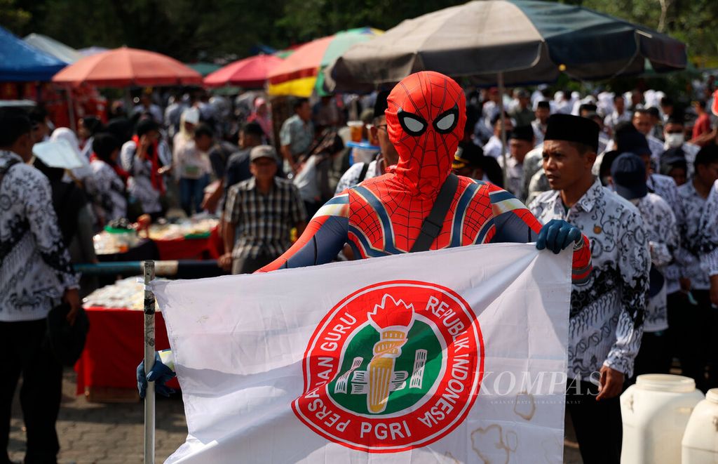 Salah satu peserta mengenakan kostum Spiderman saat memeriahkan puncak acara peringatan HUT Ke-77 Persatuan Guru Republik Indonesia di Marina, Kota Semarang, Jawa Tengah, Sabtu (3/12/2022). 