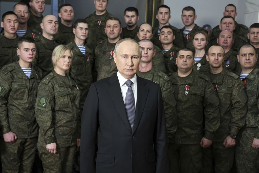 Presiden Rusia Vladimir Putin berpidato dalam pesan Tahun Baru seusai upacara dalam kunjungan ke markas Distrik Militer Selatan di lokasi yang tidak diketahui di Rusia, 31 Desember 2022. 