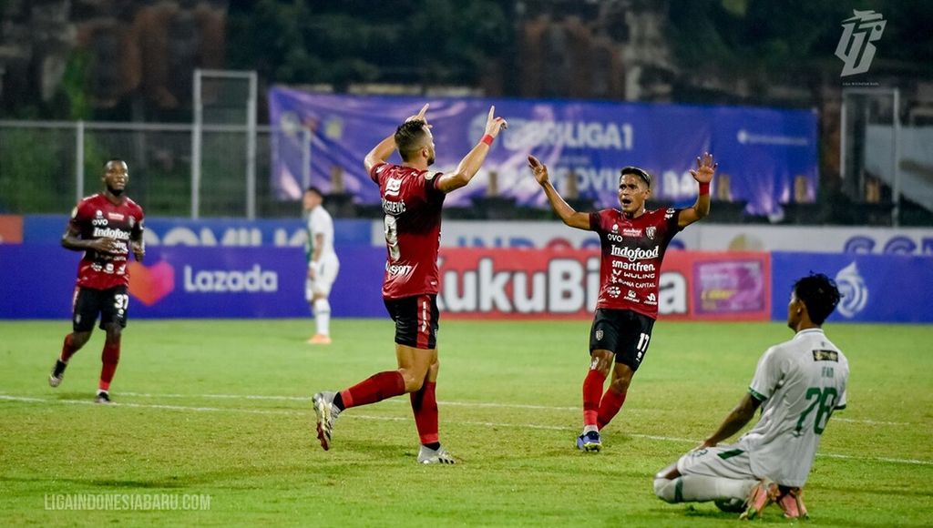 Foto dokumentasi Liga Indonesia Baru menampilkan momen pemain Bali United merayakan gol yang dicetak Ilija Spasojevic dalam laga lanjutan BRI Liga 1 2021/2022 antara Bali United dan PSS Sleman di Stadion I Gusti Ngurah Rai, Kota Denpasar, Bali, Rabu (16/2/2022).