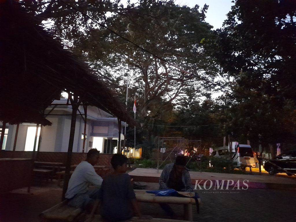 Suasana senja di Pantai Pancur dalam kawasan Taman Nasional Alas Purwo di Kecamatan Tegaldlimo, Banyuwangi, Jawa Timur, Senin (23/5/2022).