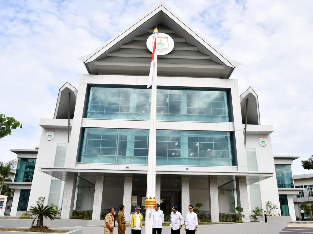 Presiden Joko Widodo bersama Penjabat Gubernur Sulawesi Barat Zudan Arif Fakrulloh (kedua dari kanan) dan sejumlah menteri meninjau kantor Gubernur Sulawesi Barat yang sudah direhabilitasi dan direkonstruksi, Selasa (23/4/2024).