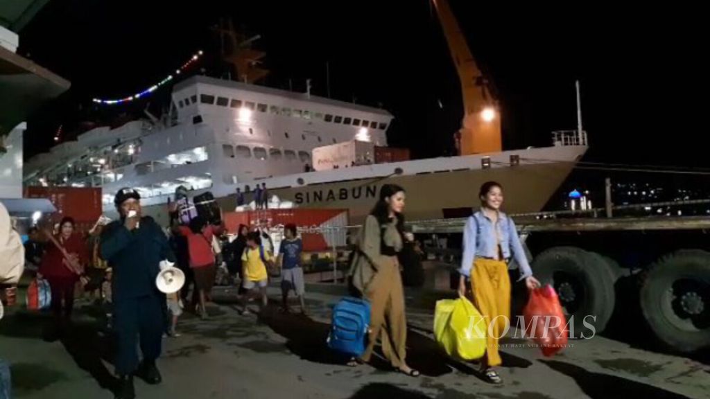 Passengers disembark from the KM Sinabung ship owned by PT Pelni which arrived at the Port of Jayapura, Papua, Saturday (29/3/2023). The ship carried 1,350 passengers,