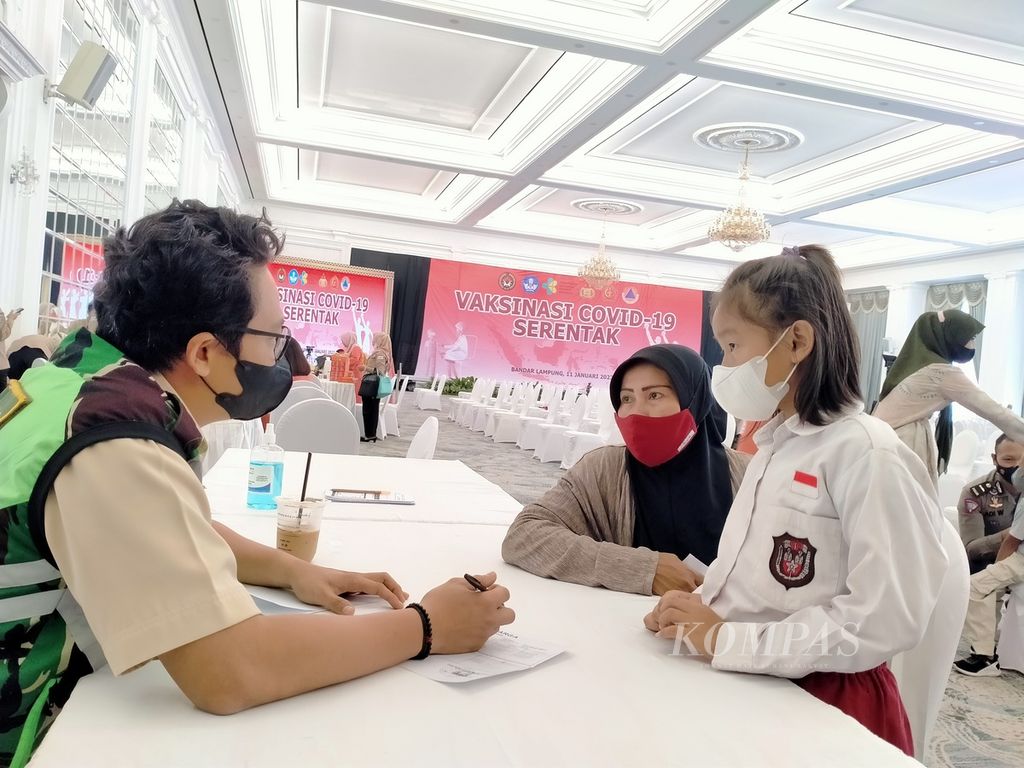 Petugas vaksinator mendata anak yang akan mendapatkan vaksin Covid-19 di Bandar Lampung, Selasa (11/1/2022).