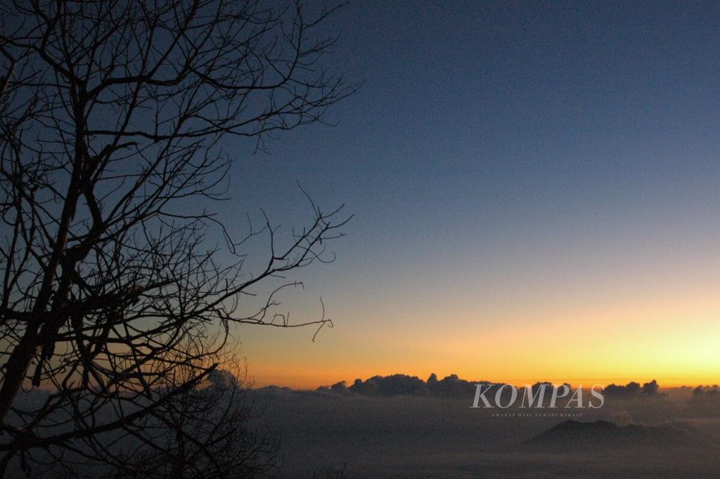 Foto pemandangan matahari terbit (<i>sunrise</i>) dari bibir Kawah Ijen, Banyuwangi, Jawa Timur, Selasa (29/6/2005) pukul 05.15 WIB. Foto ini sempat menghias brosur layanan Litbang dan langganan harian <i>Kompas</i> Biro Jawa Timur.