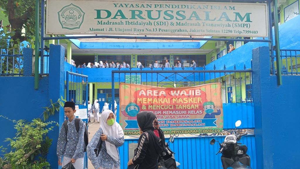 Siswa Madrasah Tsanawiyah (MTs) Darussalam saat pulang dari sekolahnya di Ulujami, Pesanggrahan, Jakarta Selatan, Kamis (27/10/2022). Sebanyak 12 siswa dari MTs Darussalam dan 4 siswa dari Madrasah Ibtidaiyah (MI) Darussalam keracunan makanan.