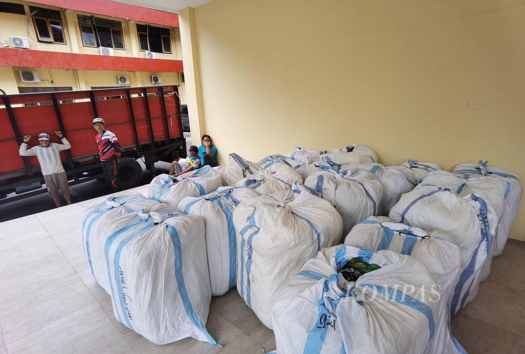 Puluhan bal atau karung pakaian bekas impor yang berhasil disita dari seorang pedagang ditunjukkan dalam konferensi pers di Kantor Kepolisian Daerah Provinsi Nusa Tenggara Barat di Kota Mataram, Selasa (4/4/2023). Pakaian bekas itu diduga dikirim dari Bali untuk dijual di NTB.