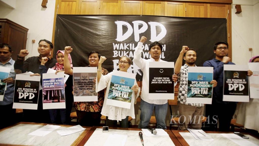 Koalisi Masyarakat Sipil untuk Penegak Citra Parlemen yang terdiri dari sejumlah tokoh aktivis menyampaikan manifesto politik rakyat-Deparpolisasi DPD atau Bubarkan DPD di Cikini, Jakarta, Jumat (31/3/2017).