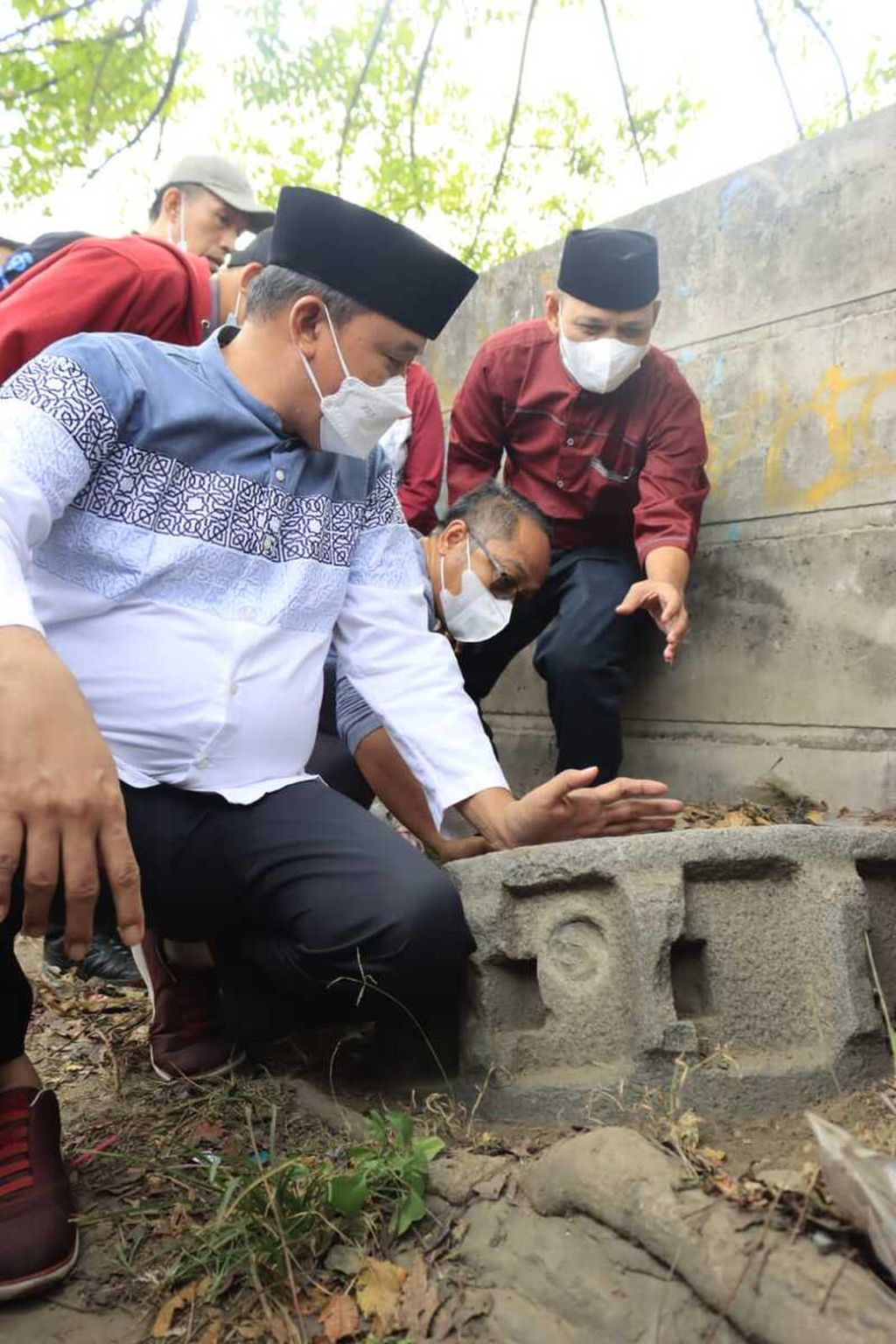 Pelaksana Tugas Wali Kota Bekasi Tri Adhianto saat meninjau batu bersejarah di Teluk Pucung, Kota Bekasi, pada Jumat (24/6/2022).