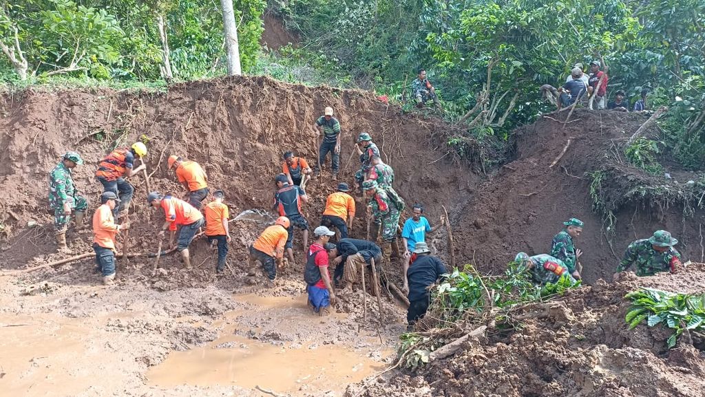 Petugas gabungan melakukan pencarian tiga korban yang masih tertimbun longsor di dua titik berbeda di Desa Juku Batu, Kecamatan Banjit, Kabupaten Way Kanan, Lampung, Senin (13/3/2023). 