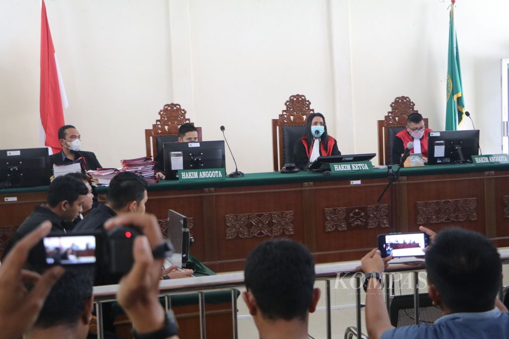 Majelis hakim Pengadilan Negeri Stabat yang diketuai Halida Rahardhini dalam persidangan delapan terdakwa kasus kekerasan dan perdagangan orang di rumah Bupati Langkat nonaktif Terbit Rencana Perangin-Angin, di Kabupaten Langkat, Sumatera Utara, Rabu (9/11/2022). 