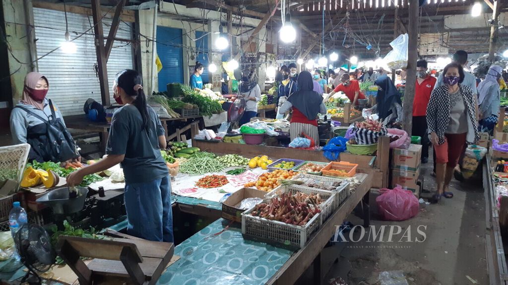 Pasar Besar Palangkaraya, Kalteng, Kamis (21/5/2020), masih ramai didatangi warga selama PSBB berlangsung.