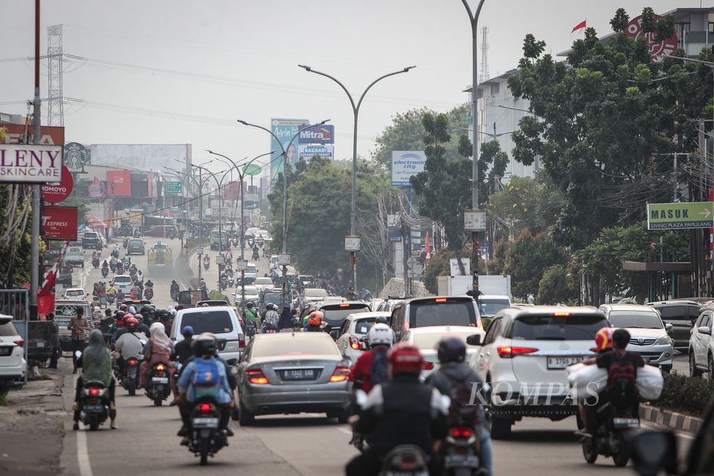 Asap kendaraan dan polusi menyelimuti Jalan Pamulang Raya, Tangerang Selatan, Banten, Rabu (23/8/2023).