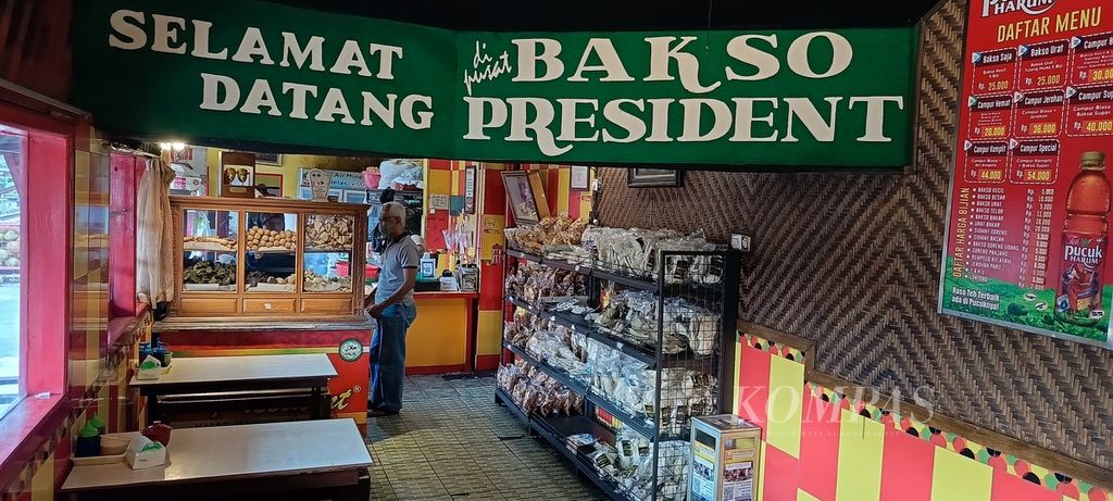 Suasana di warung bakso President di Kota Malang, Jawa Timur, Kamis (7/11/2023).