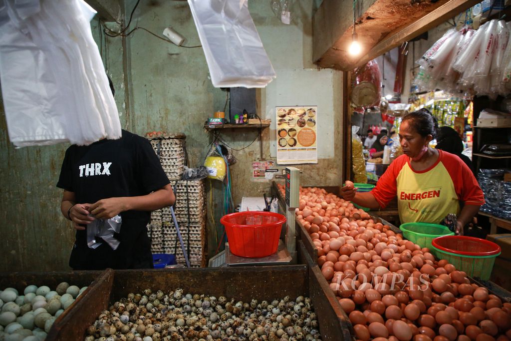 Warga membeli telur ayam ras di salah satu kios di pasar Kebayoran Lama, Jakarta Selatan, Rabu (31/8/2022). Harga telur ayam ras di tingkat pengecer sekitar Rp 30.000 per kilogram.
