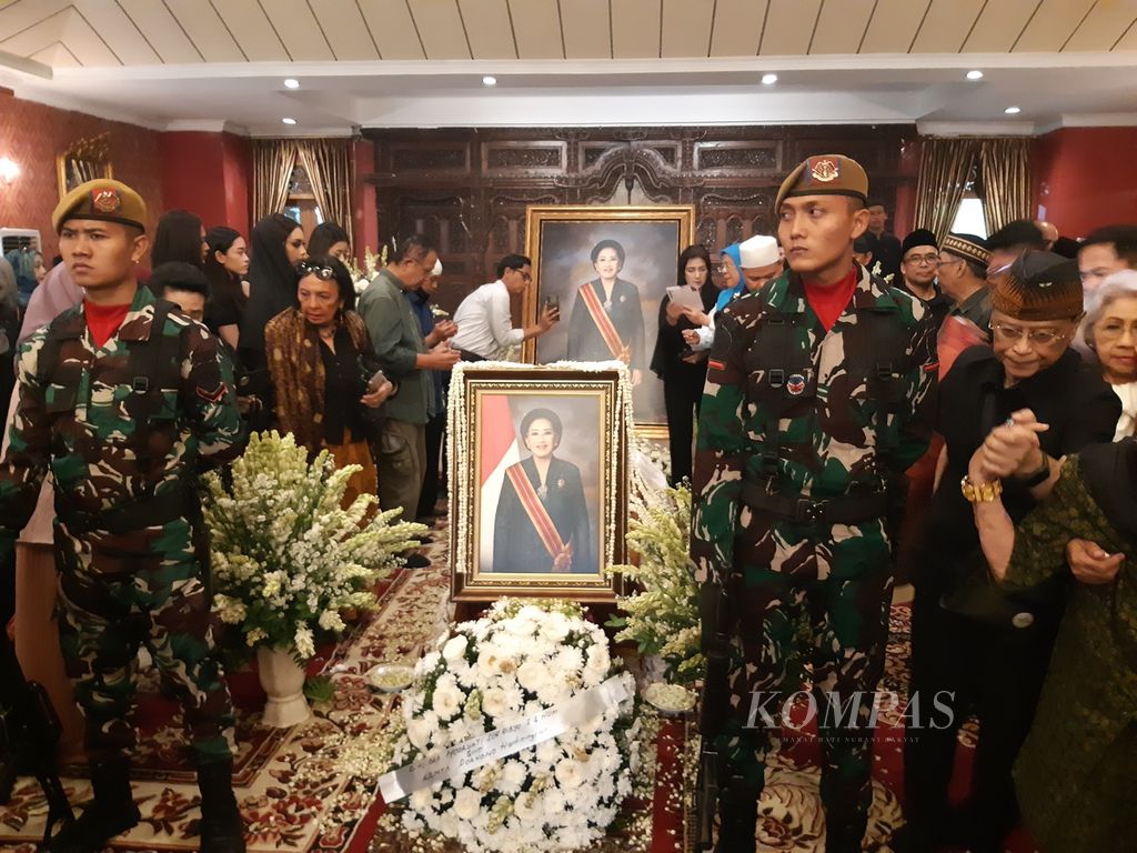 Jenazah pendiri PT Mustika Ratu Mooryati Soedibyo disemayamkan di rumah almarhumah di Jalan Ki Mangunsarkoro, Menteng, Jakarta Pusat, pada Rabu (24/4/2024).