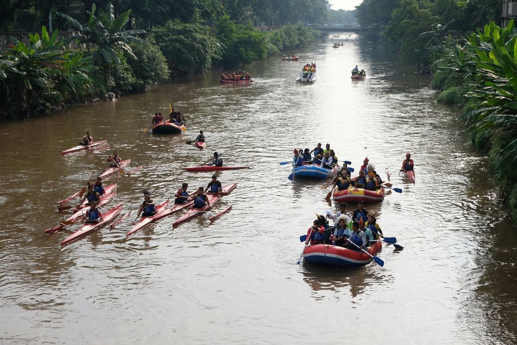Iring-iringan perahu dalam acara Festival Dayung Ciliwung 2022 yang diadakan dari kawasan Pasar Rumput hingga Stasiun BNI City, Jakarta Pusat, Minggu (4/12/2022).