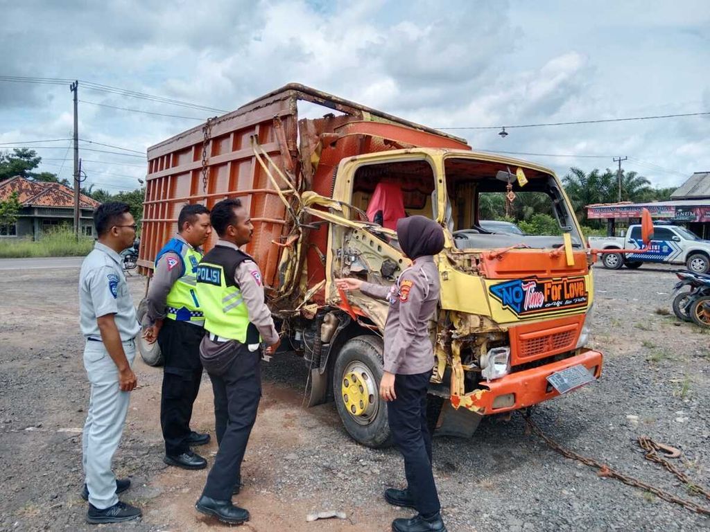 Anggota Polres Lampung Tengah mengevakuasi penumpang dan truk yang terlibat kecelakaan di Jalan Pantai Lintas Timur Sumatera, Kabupaten Lampung Tengah, Lampung, pada Kamis (16/2/2023). Kecelakaan itu menyebabkan tiga orang meninggal dan delapan orang lainnya terluka. 