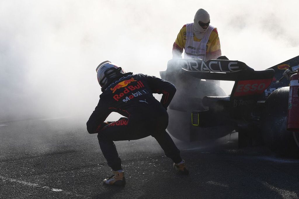 Pebalap Red Bull, Max Verstappen, memeriksa mobilnya yang mengeluarkan asap saat berlaga pada Grand Prix Formula 1 Australia di Sirkuit Albert Park, Melbourne, 10 April 2022.