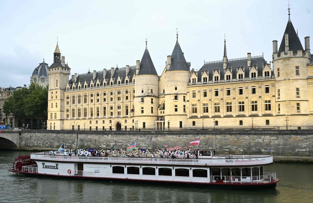 Kontingen Azerbaijan menaiki perahu saat pembukaan Olimpiade Paris 2024 di Sungai Seine, Paris, Perancis, Jumat (26/7/2024). Kontingen Azerbaijan diperkuat pebulu tangkis Ade Resky Dwicahyo yang sebelumnya adalah warga negara Indonesia.