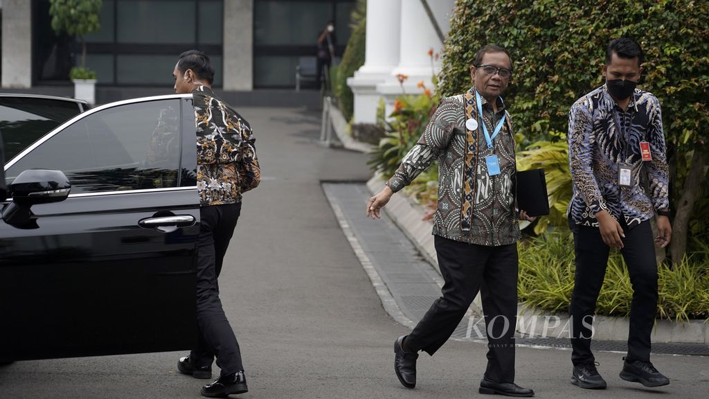 Menteri Koordinator Bidang Politik, Hukum, dan Keamanan Mahfud MD saat tiba untuk menghadiri acara Kompas100 CEO Forum di Istana Merdeka, Jakarta, Jumat (2/12/2022). 