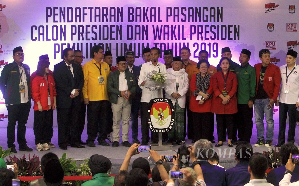 Calon presiden dan wakil presiden Joko Widodo dan Ma'ruf Amin bersama sejumlah ketua umum dan sekjen partai pengusung usai mendaftarkan diri di gedung KPU, Jakarta, Jumat (10/8/2018), 