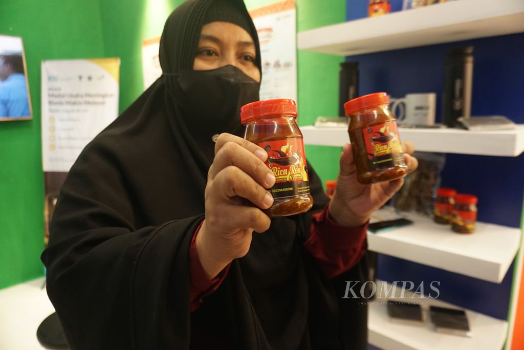 Musfira Wahab (33) menunjukkan sambal roa buatannya dalam acara KUR Festival dan UMKM Goes to Capital Market di Manado, Sulawesi Utara, Rabu (28/9/2022).