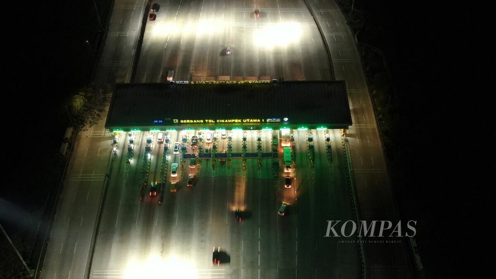 Lalu lintas kendaraan di Jalan Tol Jakarta-Cikampek menjelang Gerbang Tol Cikampek Utama tampak lengang pada Jumat (29/4/2022) sekitar pukul 19.00. Pada Kamis (28/4/2022), tercatat 84.234 kendaraan melintasi GT Cikampek Utama atau naik 149,8 persen dibandingkan lalu lintas normal pada November 2021. 