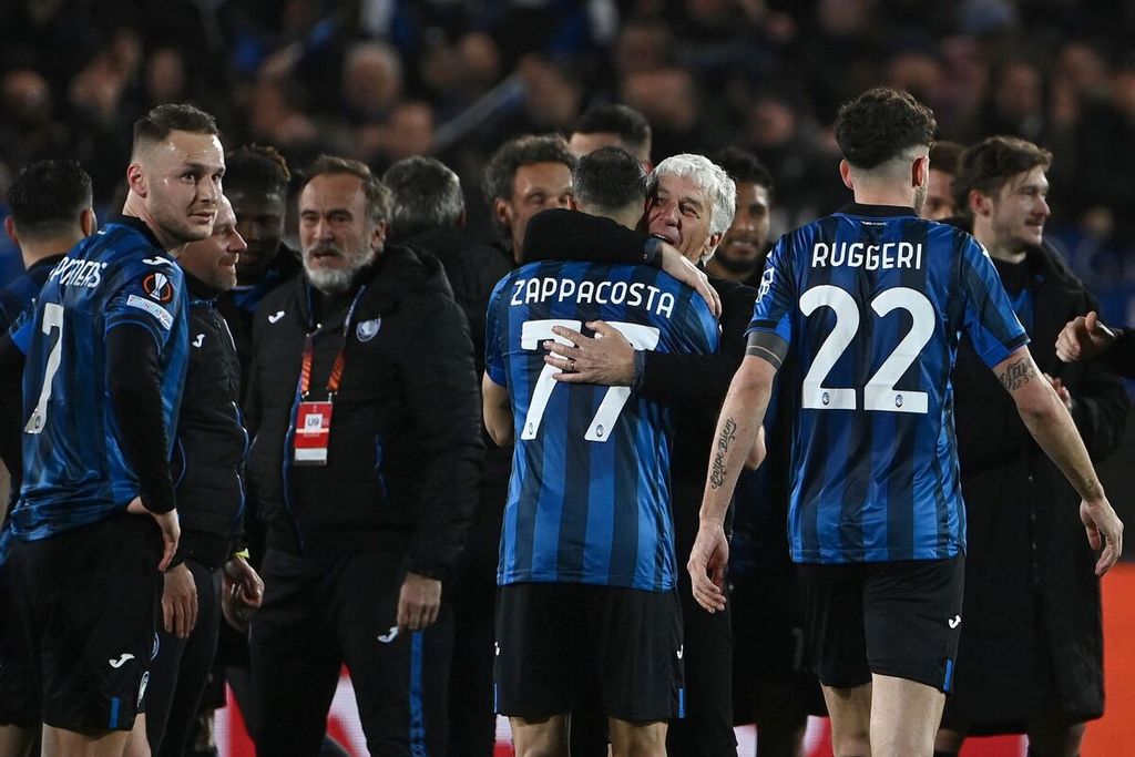 Para pemain Atalanta dan Pelatih Gian Piero Gasperini (tengah) merayakan keberhasilan lolos ke semifinal Liga Europa dengan menyingkirkan Liverpool, Jumat (19/4/2024) dini hari WIB. 