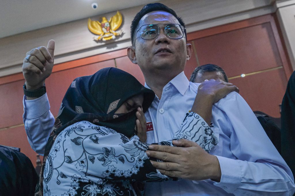 Guru honorer SDN 4 Baito, Supriyani, memeluk kuasa hukumnya, Andri Darmawan, seusai divonis bebas dalam sidang kasus dugaan penganiyaan kepada muridnya di Pengadilan Negeri Andoolo, Konawe Selatan, Sulawesi Tenggara, Senin (25/11/2024). 