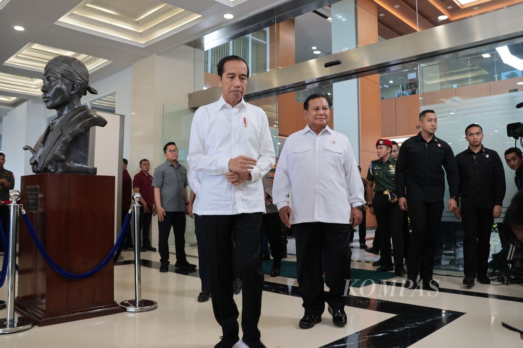 Presiden Joko Widodo didampingi Menteri Pertahanan Prabowo Subianto meresmikan RS Pusat Pertahanan Nasional, Jakarta, Senin (19/2/2024).
