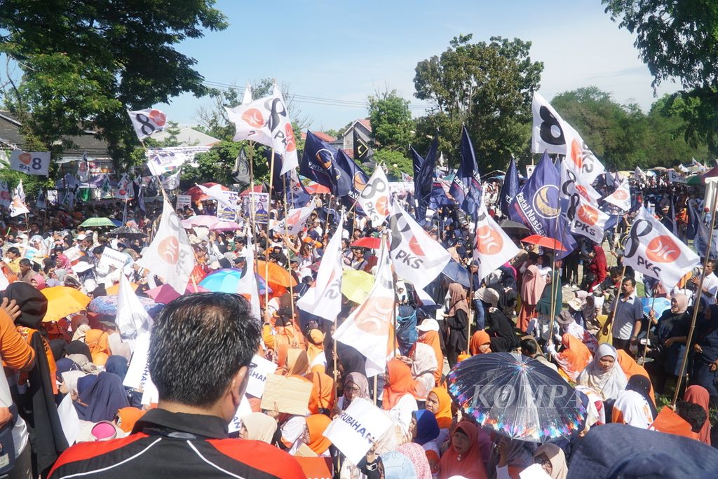 The crowd raised the flags of the PKS and Nasdem parties during the open campaign of presidential candidate Anies Baswedan in the courtyard of GOR Haji Agus Salim, Padang City, West Sumatra, on Thursday (25/1/2024). Anies' campaign with a narrative of a change movement was attended by thousands of supporters from several regencies/cities in West Sumatra.