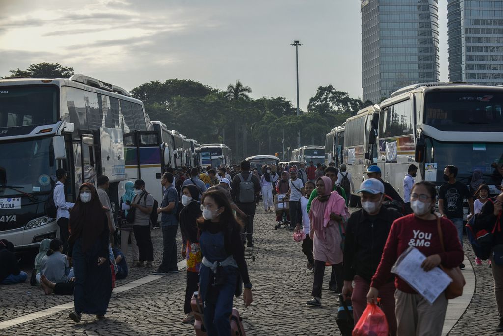 Homecomers who took part in the Idul Fitri  2023 free mudik (homecoming, exodus) program by the  Government of DKI Jakarta began arriving in the Monas area, Central Jakarta, Monday (17/4/2023). The Government of DKI Jakarta is holding a free mudik for Idul Fitri  2023. It is recorded that around 24,164 people took part in this free mudik program and departed by 482 buses.