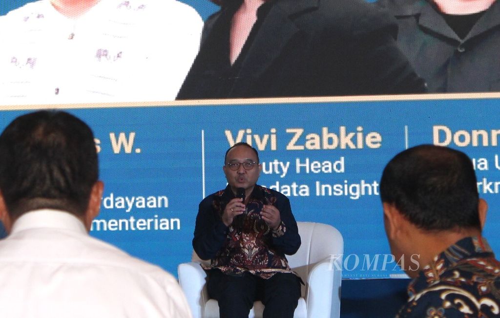 Direktur Pemberdayaan Informatika Kemenkominfo Bonifasius W Pudjianto (tengah) menghadiri peluncuran hasil studi Indeks Literasi Digital Nasional 2022 di Jakarta, Rabu (1/2/2023). 