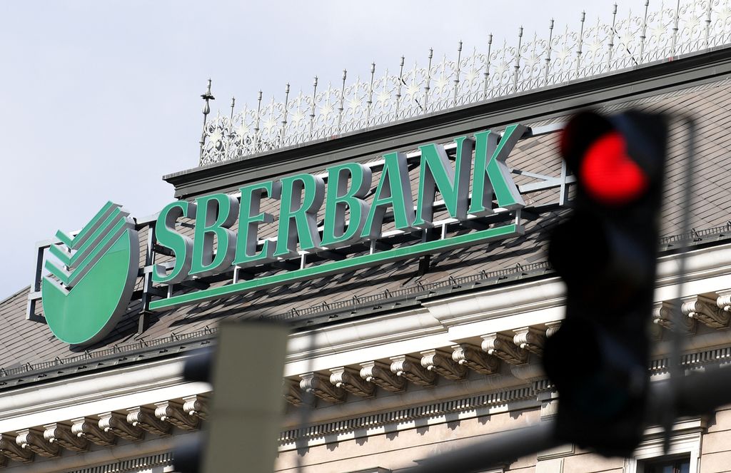 Logo bank milik Pemerintah Rusia, Sberbank, terlihat di dekat lampu pengatur lalu lintas di kantor cabang di Vienna, Austria, 28 Februari 2022. Barat menjatuhkan sanksi terhadap Sberbank atas invasi Rusia ke Ukraina. 