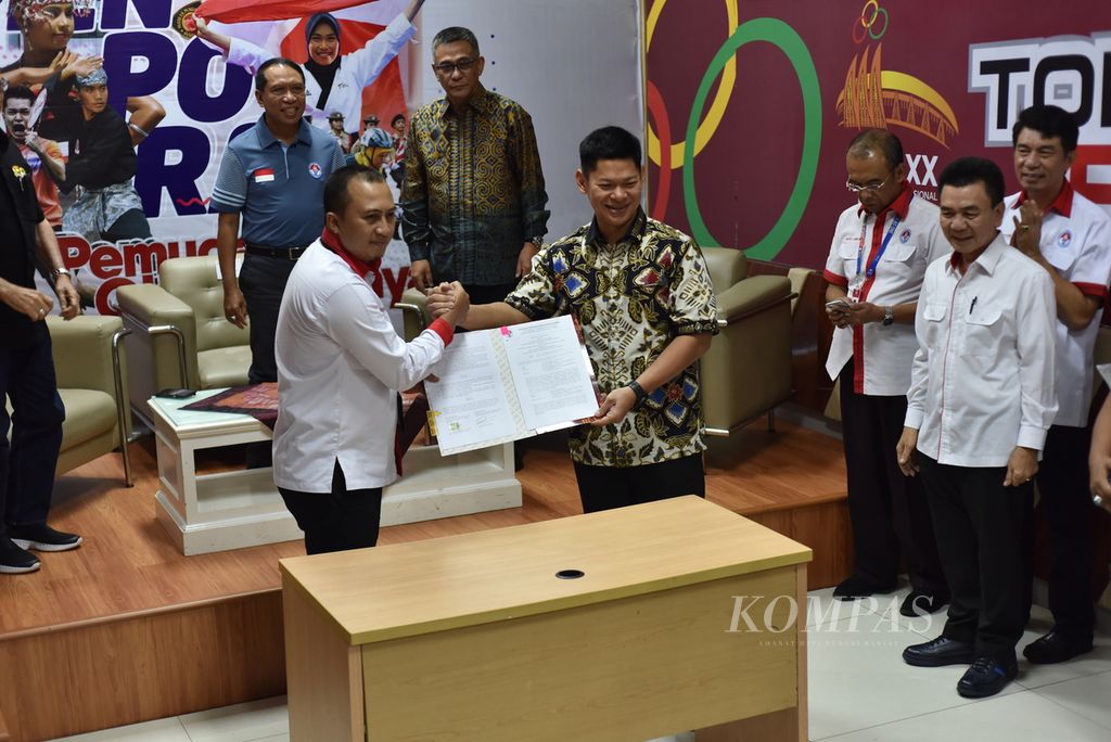 PPK Deputi IV Bidang Peningkatan Prestasi Olahraga Nasional Kemenpora Yayan Rubaeni dan Ketua Umum PB ISSI Raja Sapta Oktohari melakukan tanda tangan kesepahaman anggaran bantuan pelatnas 2020 dari pemerintah ke PB ISSI di Jakarta, Kamis (20/2/2020). PB ISSI yang mengajukan sembilan atlet dengan usulan anggaran Rp 8,8 miliar, akhirnya dipenuhi delapan atlet dengan anggaran Rp 6,2 miliar. KOMPAS/ADRIAN FAJRIANSYAH 20-2-2020