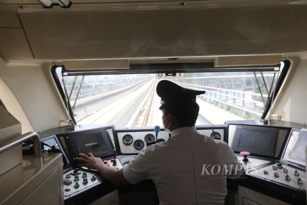 Awak lintas rel terpadu Jakarta-Bogor-Depok-Bekasi (LRT Jabodebek) ruas Bekasi-Dukuh Atas memonitor laju rangkaian kereta saat beroperasi, Selasa (29/8/2023).