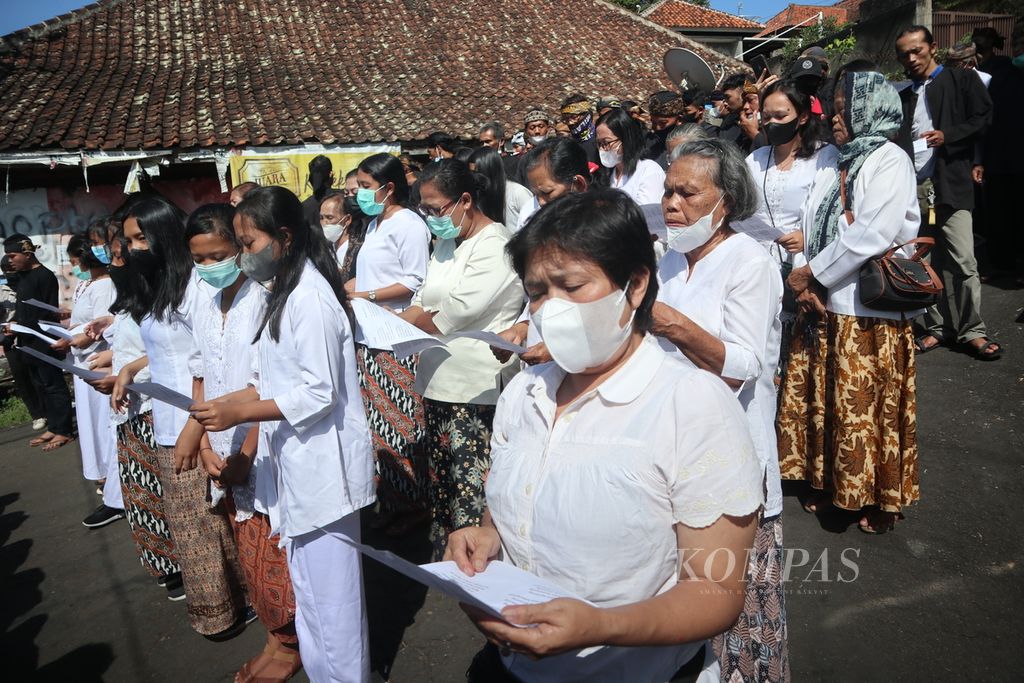 Perempuan Adat Karuhun Urang Sunda Wiwitan bernyanyi dalam aksi penolakan pencocokan dan sita eksekusi tanah di Blok Mayasih, Kelurahan Cigugur, Kabupaten Kuningan, Jawa Barat, Rabu (18/5/2022). Rencana eksekusi dinilai melemahkan posisi masyarakat adat. Hingga Rabu siang, Pengadilan Negeri Kuningan belum menjalankan eksekusi tersebut.