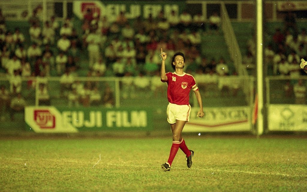 Bek dan kapten Indonesia, Ferril Hattu, merayakan golnya ke gawang Thailand dalam drama adu penalti pada laga final SEA Games 1991 melawan Thailand di Stadion Memorial Rizal, Manila, Filipina, Rabu 4 Desember 1991.