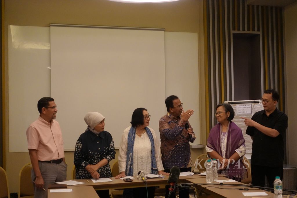 Mantan pimpinan dan komisioner Komnas HAM saat berbincang sebelum menyampaikan seruan keprihatinan bersama terkait upaya menyelamatkan HAM dan demokrasi melalui Pemilihan Umum 2024 di Jakarta, Jumat (9/2/2024).
