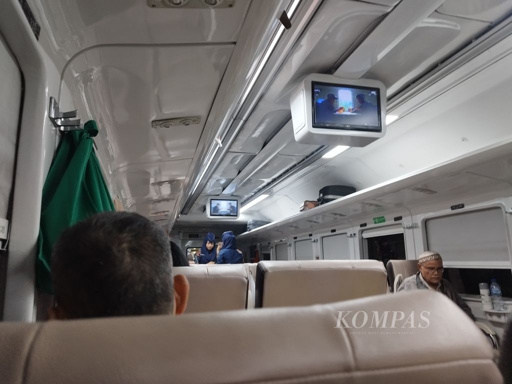 Suasana di dalam kereta api Jakarta-Surabaya pada pekan pertama Ramadhan, Kamis (14/3/2024).