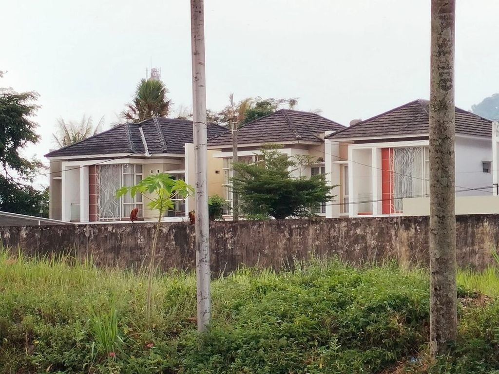 Rumah pertama dari kiri adalah rumah pribadi bekas Kepala Divisi Profesi dan Pengamanan Inspektur Jenderal Ferdy Sambo yang berada di Magelang, Jawa Tengah. 