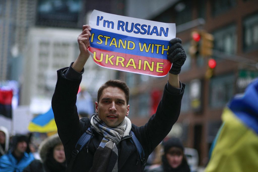 Demonstran memprotes untuk mendukung Ukraina, di Times Square New York, Amerika Serikat, Kamis (24/2/ 2022).