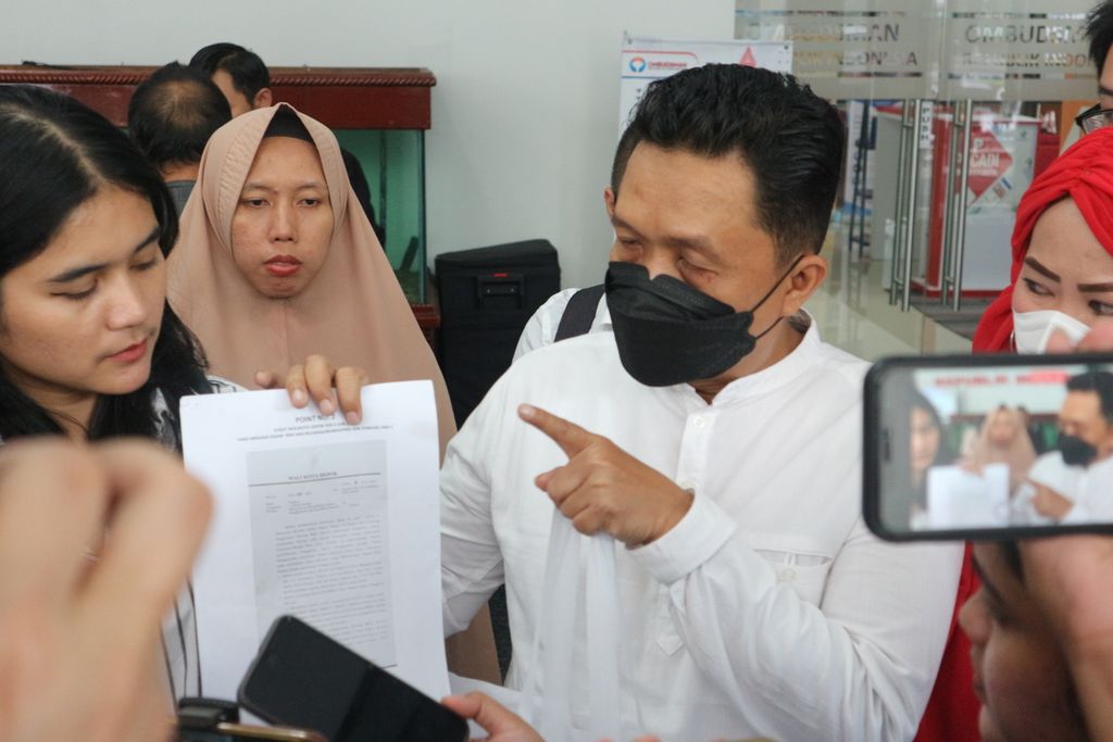 Wawan, wali murid SDN Pondok Cina 1, menunjukkan surat dari Wali Kota Depok yang diduga memiliki elemen malaadministrasi di kantor Ombudsman RI Perwakilan Jakarta, Kuningan, Jakarta Selatan, Rabu (8/2/2023).