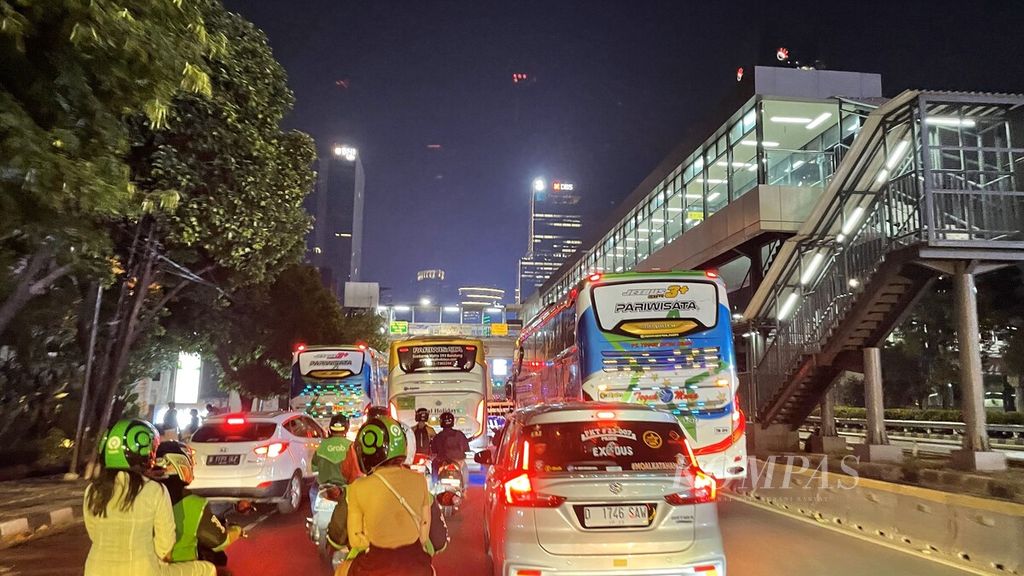 Sejumlah bus tampak memadati Jalan Gatot Soebroto arah ke Cawang, Jakarta, Kamis (5/9/2024) malam