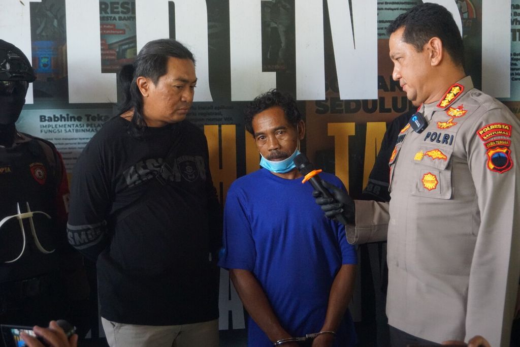 Rudi (tengah), pelaku inses, dihadirkan dalam jumpa pers di Purwokerto, Banyumas, Jawa Tengah, Selasa (27/6/2023).