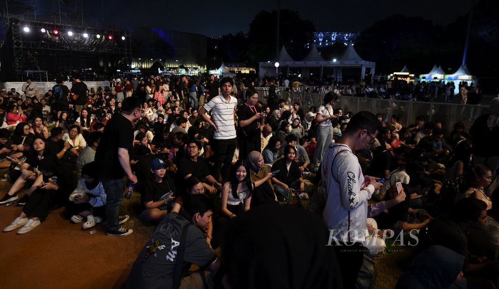 Para penonton duduk di depan area panggung saat menunggu penampilan kelompok Kahitna dalam We the Fest yang berlangsung di kompleks Gelora Bung Karno, Jakarta, Jumat (21/7/2023). Festival musik We the Fest yang berlangsung selama tiga hari tersebut menghadirkan 19 musisi dan penyanyi internasional serta 25 musisi Indonesia. 