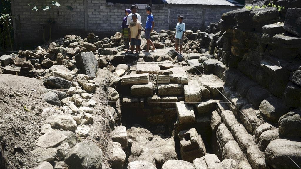 Warga menonton hasil ekskavasi Candi Sirih di Desa Karanganyar, Kecamatan Weru, Sukoharjo, Jawa Tengah, Mei 2019.  Ekskavasi dilakukan untuk mengungkap struktur yang mengelilingi candi yang diperkirakan dibangun pada abad ke-8 hingga ke-10 Masehi tersebut.