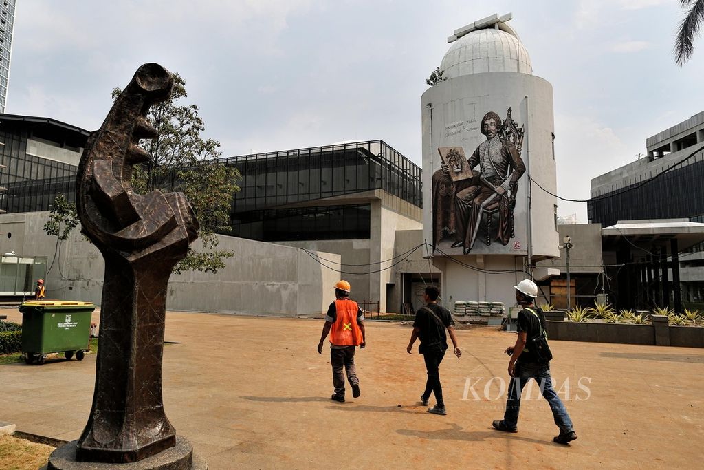 Pekerja masih menyelesaikan pembangunan kompleks Taman Ismail Marzuki (TIM), Cikini, Jakarta, Jumat (3/6/2022). TIM yang mulai direvitalisasi tahun 2019 dibuka secara bertahap mulai hari itu. 