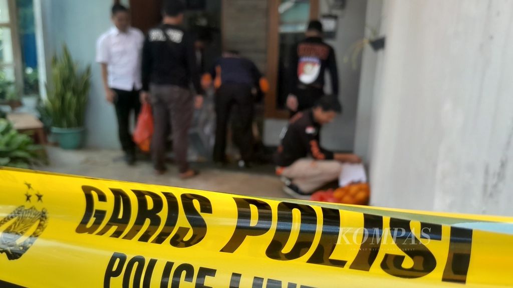 Polisi tengah melakukan olah tempat kejadian perkara kasus dugaan bunuh diri keluarga di Dusun Borobugis, Desa Saptorenggo, Kecamatan Pakis, Kabupaten Malang, Jawa Timur, Selasa (12/12/2023)