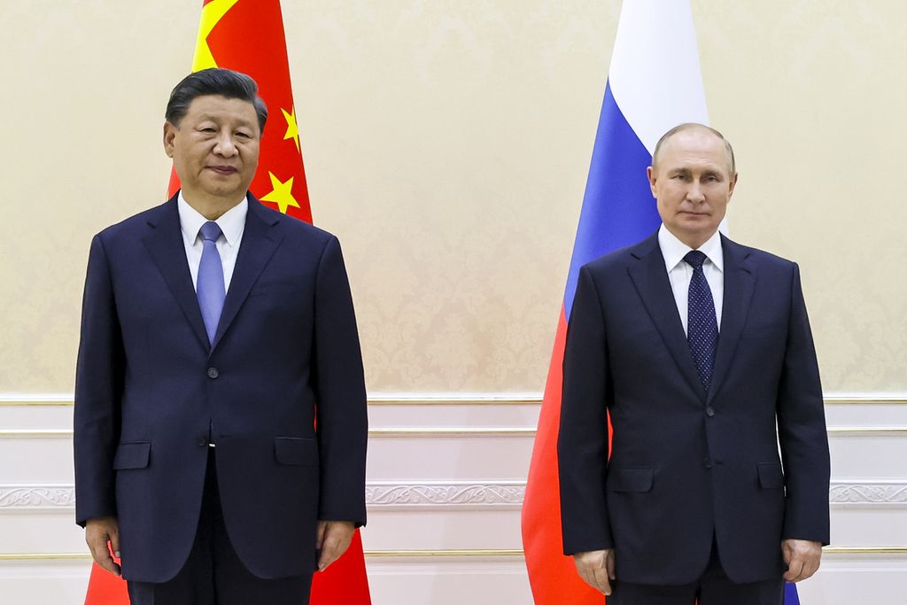 Presiden China Xi Jinping (kiri) dan Presiden Rusia Vladimir Putin berfoto bersama dalam pertemuan di sela-sela KTT Organisasi Kerja Sama Shanghai (SCO) di Samarkand, Uzbekistan, Kamis (15/9/2022). 